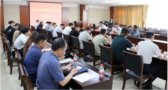 【校企合作 互利共贏】新蒲建設(shè)集團(tuán)與鄭州大學(xué)舉行校企合作簽約授牌儀式，并受邀參加鄭州大學(xué)產(chǎn)教融合教育論壇