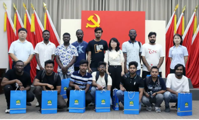 鄭州大學(xué)國際學(xué)院土木工程專業(yè)留學(xué)生一行蒞臨新蒲建設(shè)集團(tuán)參觀交流